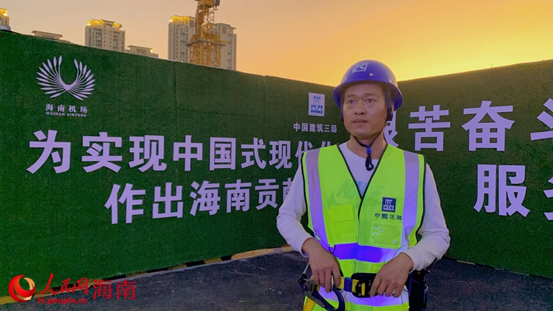 邱亮如上崗前再次檢查安全帶。人民網(wǎng) 符武平攝