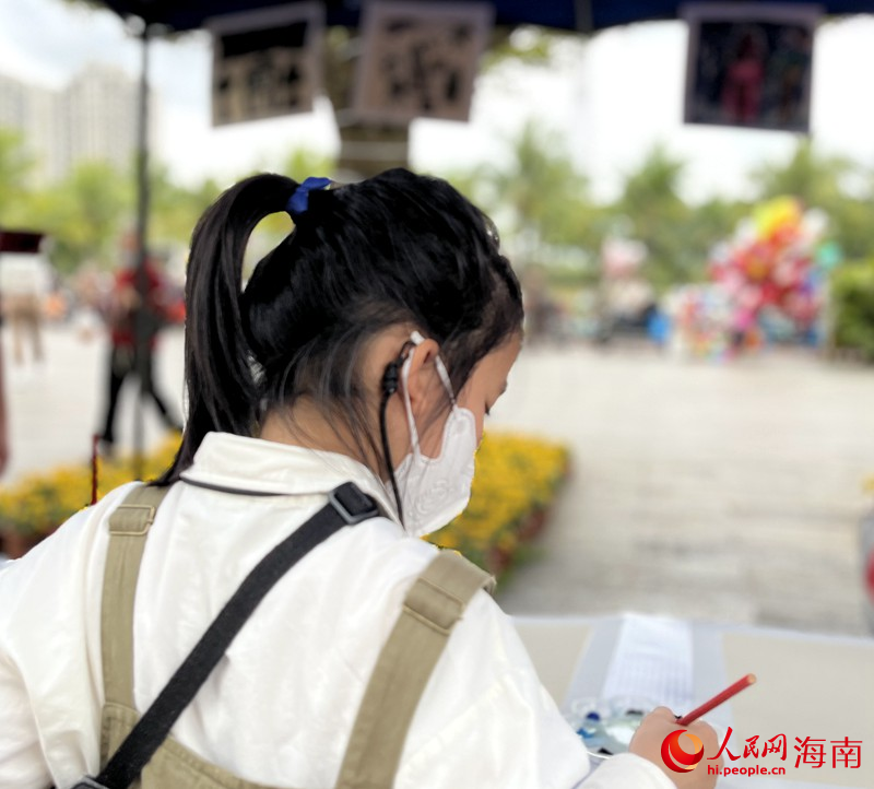 2023年世界濕地日主題游園宣傳活動(dòng)現(xiàn)場(chǎng)，小朋友用畫筆和顏料描繪心中的濕地景觀。人民網(wǎng) 王碩攝