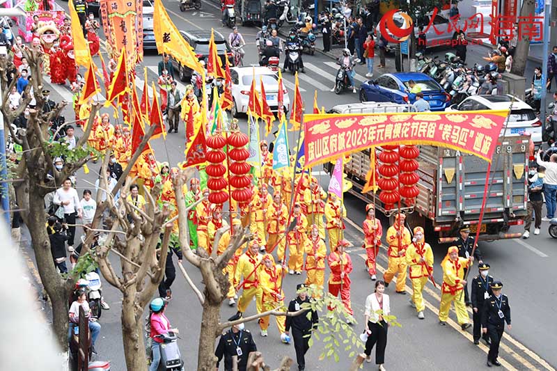 “馬匹”花車方陣走過高登街。 人民網(wǎng) 孟凡盛攝