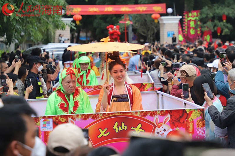 “馬匹”花車方陣。 人民網(wǎng) 牛良玉攝