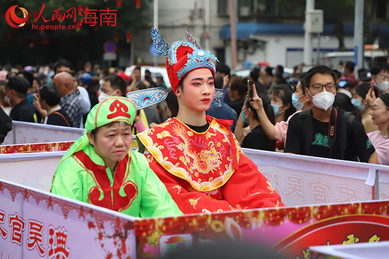 “馬匹”花車方陣。 人民網(wǎng) 牛良玉攝