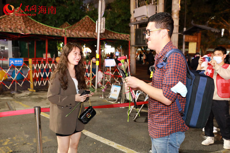 市民互相交換鮮花。 人民網(wǎng) 孟凡盛攝