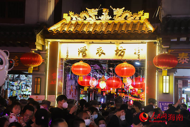 ?？诟抢C衣紡內(nèi)，燈籠從巷頭延綿至巷尾。人民網(wǎng) 牛良玉攝