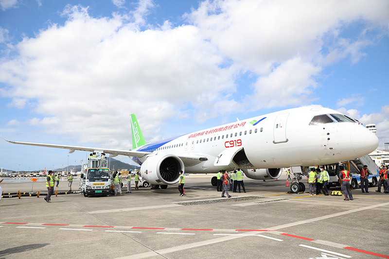 國(guó)產(chǎn)大飛機(jī)c919到達(dá)機(jī)位后，各保障單位工作人員正在進(jìn)行相關(guān)工作。陳振煌攝