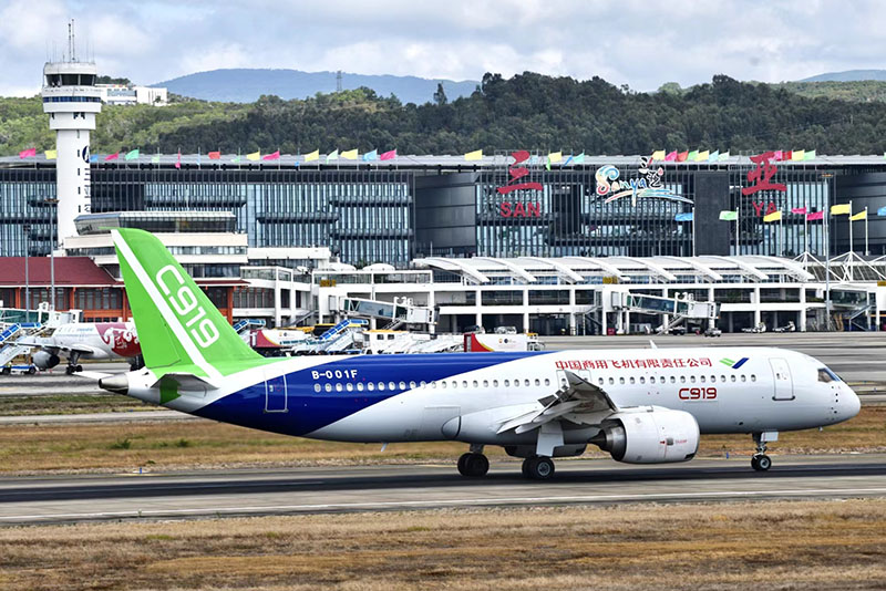國(guó)產(chǎn)大飛機(jī)C919降落三亞機(jī)場(chǎng)。崔曉晗攝
