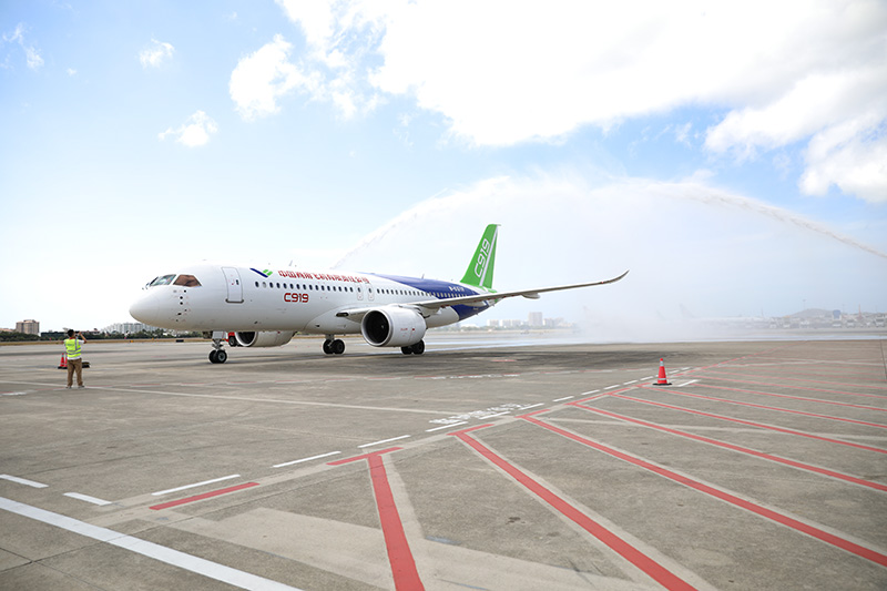 國產大飛機C919正在“過水門”。陳振煌攝