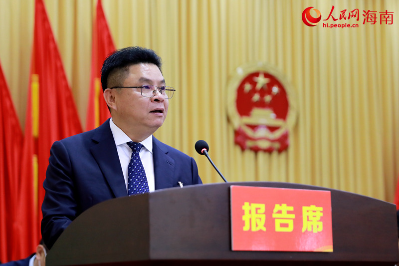 樂東黎族自治縣縣長黃文聰向大會作政府工作報告。人民網(wǎng) 孟凡盛攝