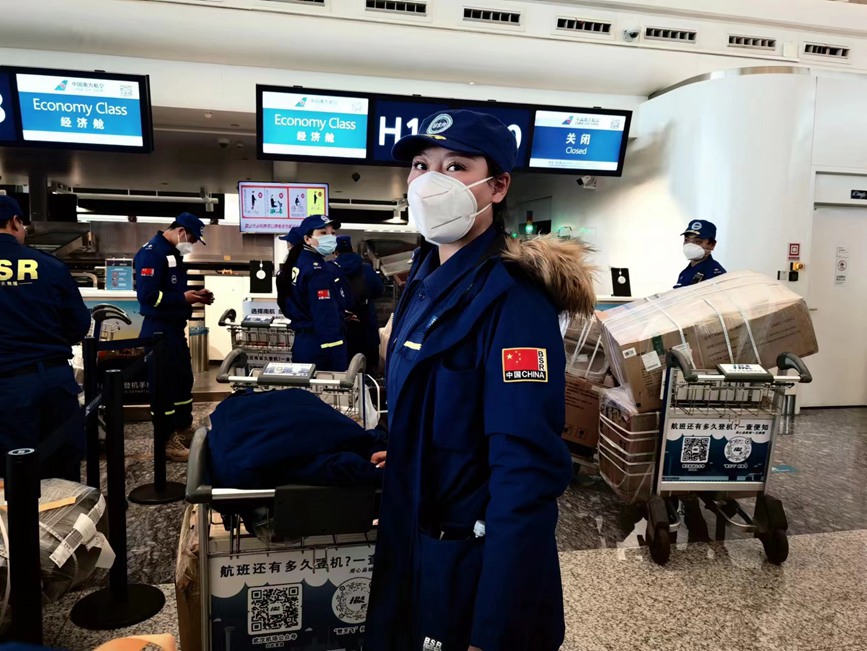 藍天救援隊隊員在辦理登機手續(xù)。海南藍天救援隊供圖
