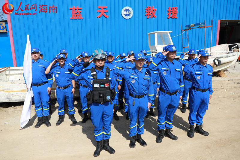 海南藍(lán)天救援隊(duì)（前排4位）集結(jié)，趕馳土耳其參與地震救援工作。人民網(wǎng) 孟凡盛攝