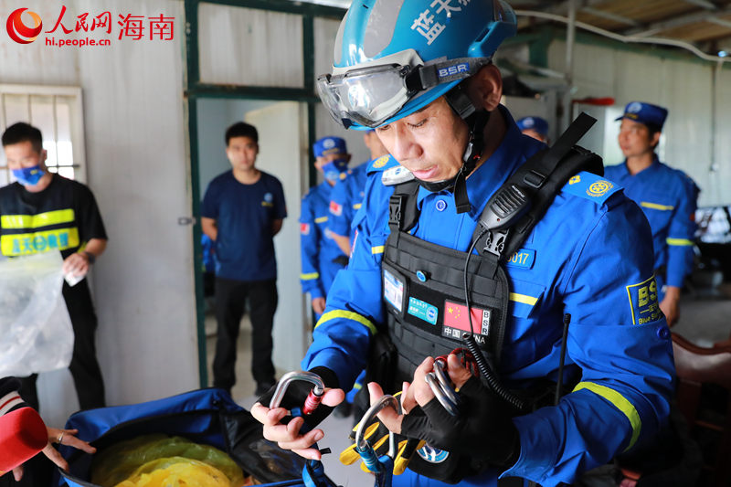 領(lǐng)隊(duì)張景泉在整理救援物品。人民網(wǎng) 孟凡盛攝