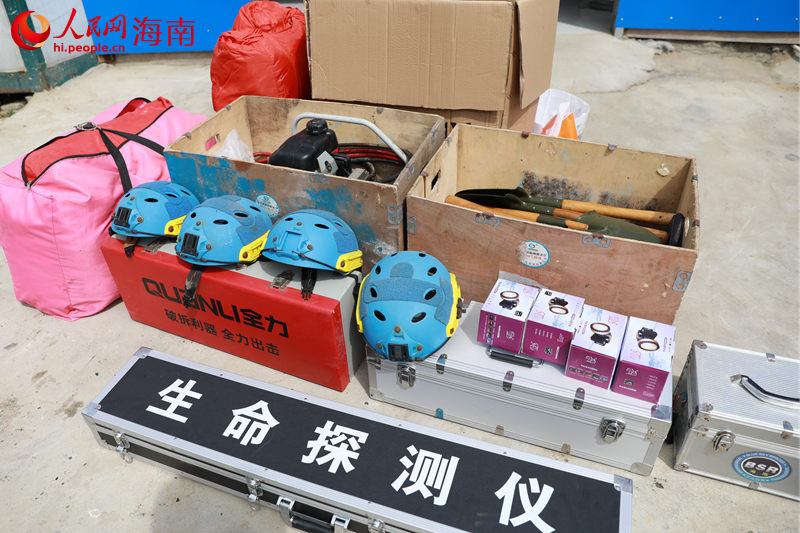 4名隊(duì)員攜帶的專業(yè)救援設(shè)備。人民網(wǎng) 孟凡盛攝