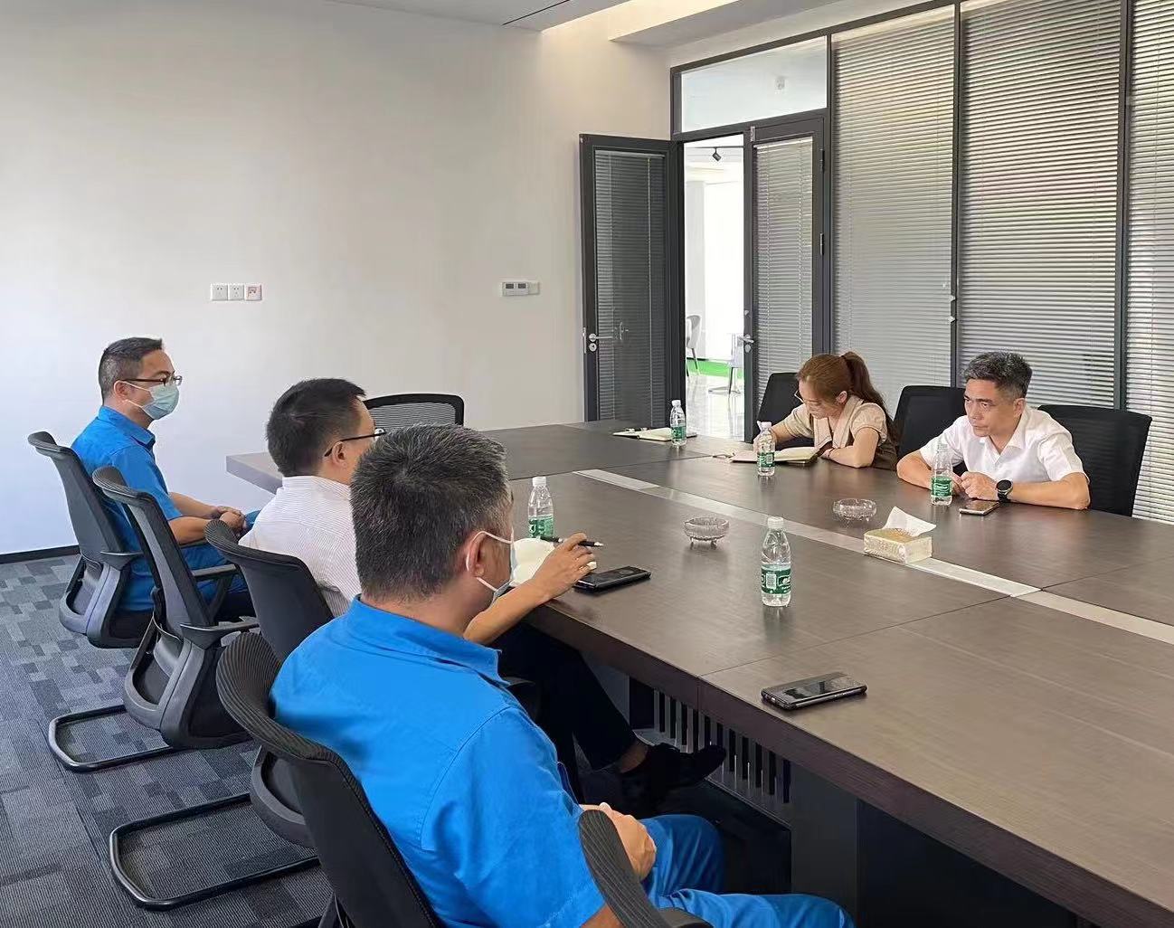 崖州灣科技城專職“城小二”劉萌萌（右二）對接企業(yè)訴求 受訪者供圖