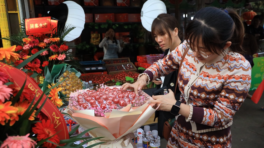圣女果花束吸引市民目光。胡雄飛攝