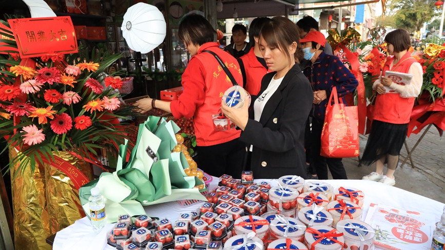圣女果著“新裝”，吸引市民目光。胡雄飛攝