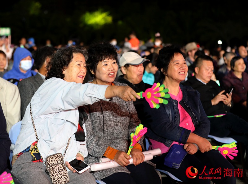 市民游客正在觀看演出。人民網(wǎng) 符武平攝