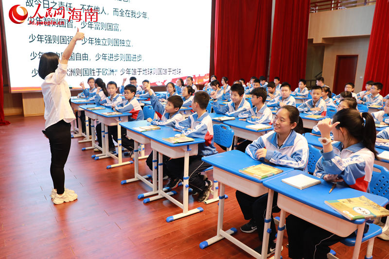 學(xué)生們與人民智課高級培訓(xùn)師互動。 人民網(wǎng) 孟凡盛攝