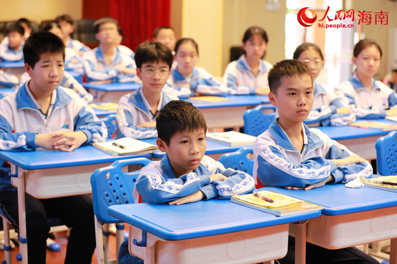 學(xué)生認(rèn)真聽講。 人民網(wǎng) 孟凡盛攝