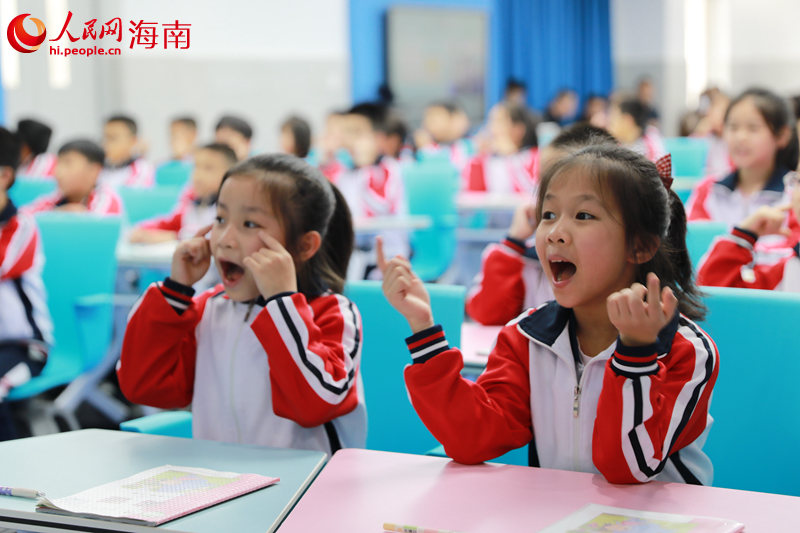 學生跟隨外教老師大聲朗讀。 人民網(wǎng) 孟凡盛攝