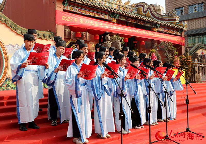 恭讀祭文。人民網(wǎng) 符武平攝