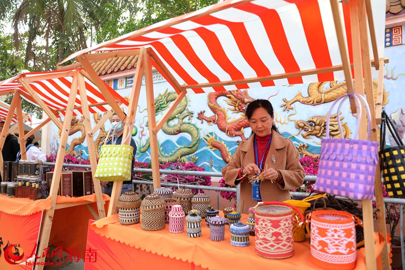 特色農(nóng)產(chǎn)品展銷現(xiàn)場(chǎng)。人民網(wǎng) 符武平攝