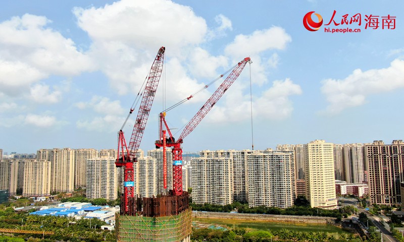 “空中造樓機(jī)”正在完成首根立柱吊裝。人民網(wǎng) 符武平攝