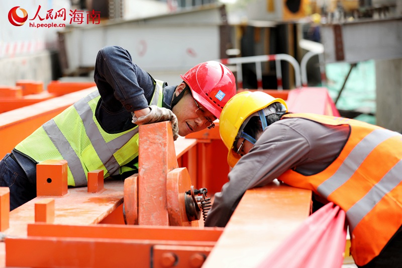 工人正在調(diào)試立柱。人民網(wǎng) 符武平攝