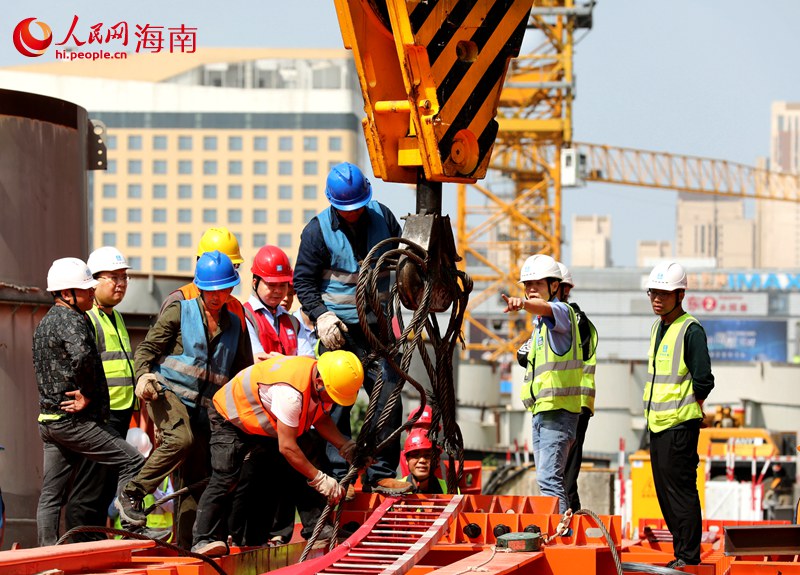 工人正在現(xiàn)場(chǎng)做起吊前準(zhǔn)備。人民網(wǎng) 符武平攝