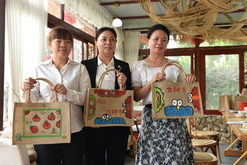 婦女職工展示自己的作品。林小丹攝