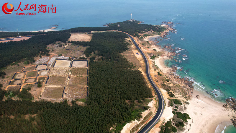 環(huán)島旅游公路文昌木蘭燈塔段。 人民網(wǎng) 孟凡盛攝