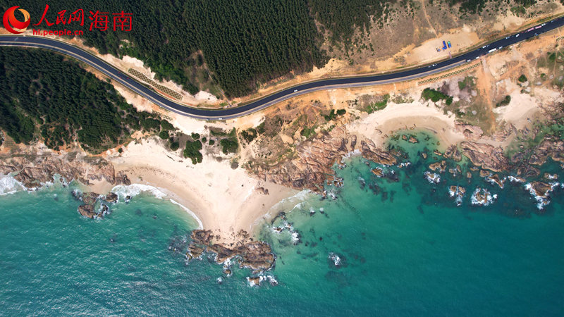 環(huán)島旅游公路文昌木蘭燈塔段。 人民網(wǎng) 孟凡盛攝