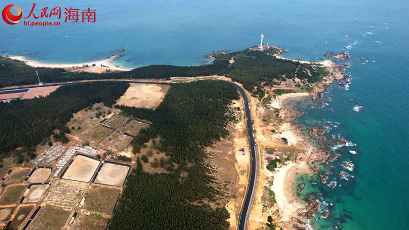 環(huán)島旅游公路文昌木蘭燈塔段。 人民網(wǎng) 孟凡盛攝