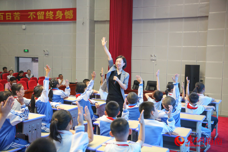課堂上，學(xué)生們踴躍舉手回答問(wèn)題。人民網(wǎng) 牛良玉攝