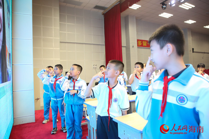 學(xué)生們在學(xué)習(xí)“鼻子”的英語單詞時，在外教的引導(dǎo)下將手指向鼻子。人民網(wǎng) 牛良玉攝