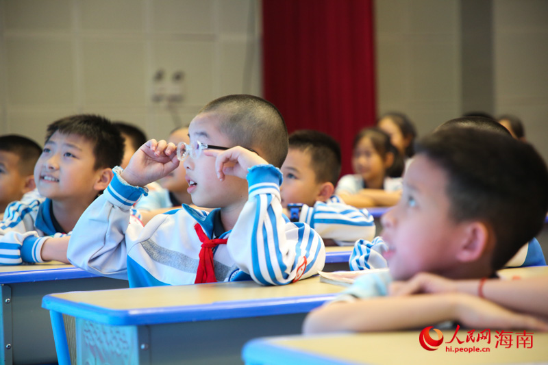 學(xué)生全神貫注地聽講。人民網(wǎng) 牛良玉攝
