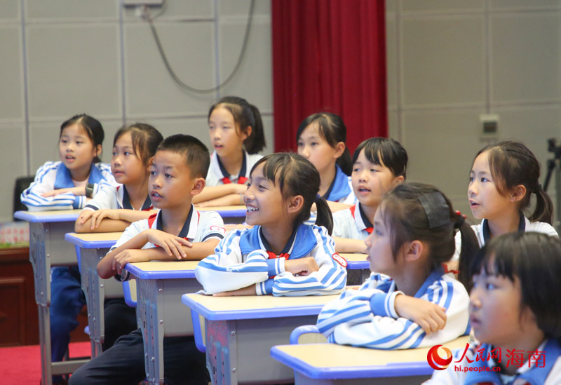幽默風(fēng)趣的授課，讓整個(gè)課堂充滿歡聲笑語。人民網(wǎng) 牛良玉攝