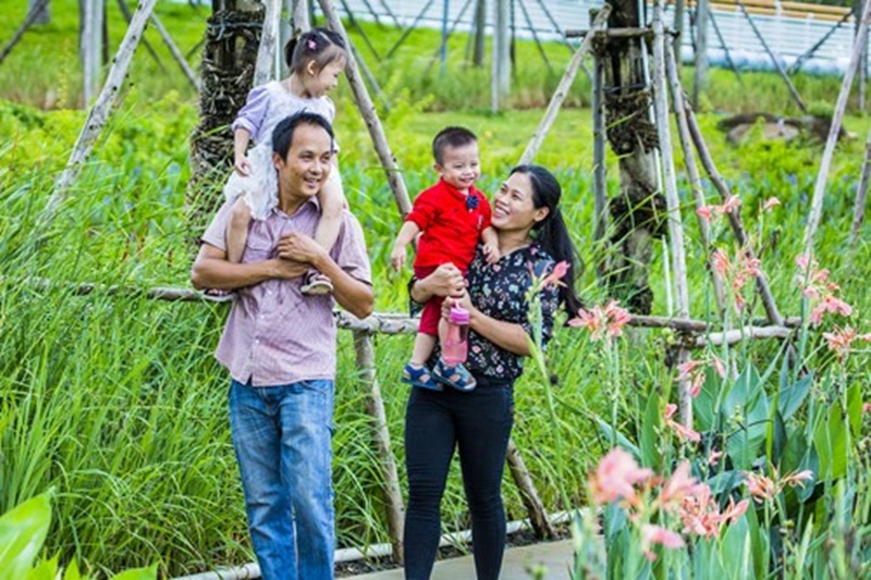 市民在鳳翔濕地公園游玩。海南省水務(wù)廳供圖