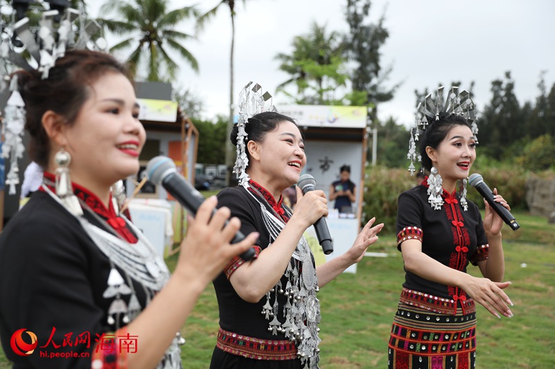 傾情對(duì)唱黎族民歌，演繹原生態(tài)韻味 。人民網(wǎng) 符武平攝