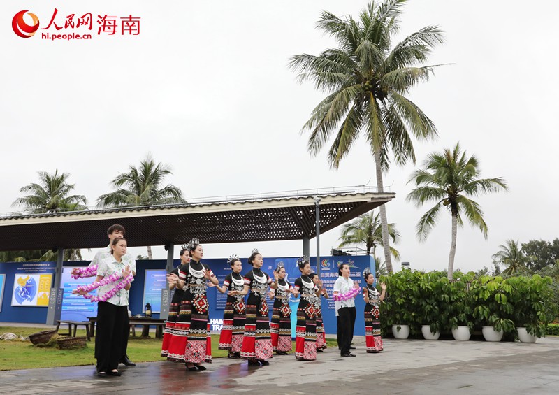 少數(shù)民族同胞載歌載舞迎接賓客。人民網(wǎng) 符武平攝