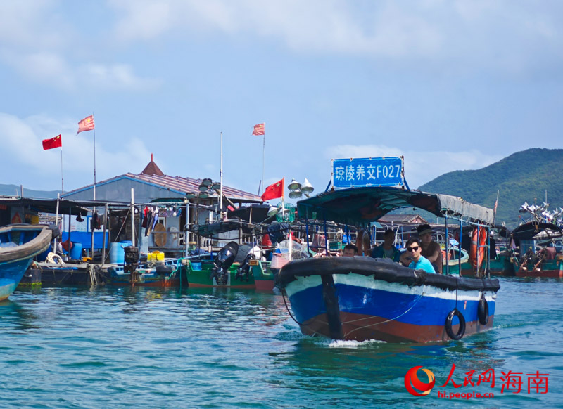 游客乘船出海。人民網(wǎng) 牛良玉攝