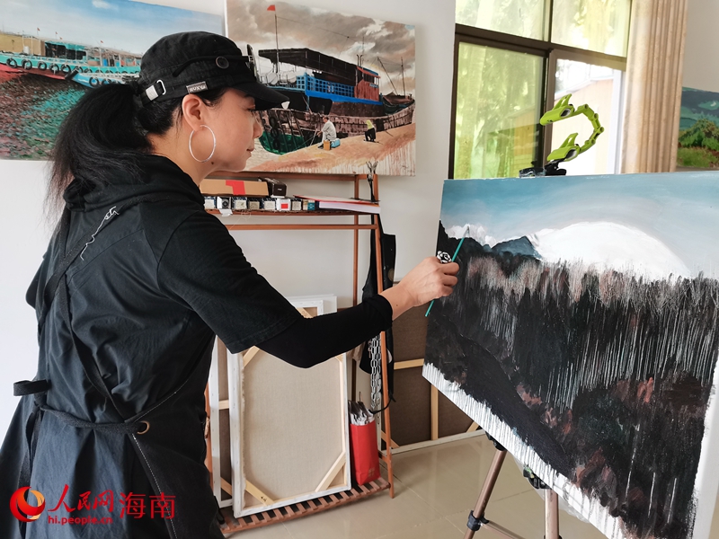 楊紫在作畫。人民網(wǎng) 毛雷攝