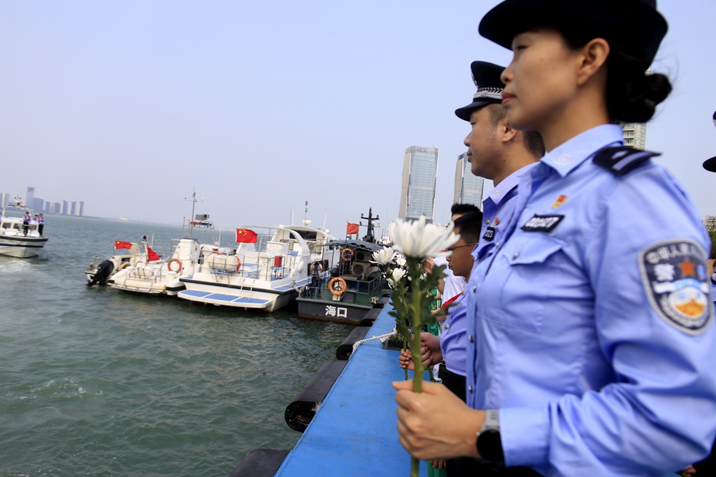 第一支隊(duì)聯(lián)合?？诰吧綄W(xué)校海甸分校開展海上祭奠英烈活動(dòng)。代龍超攝