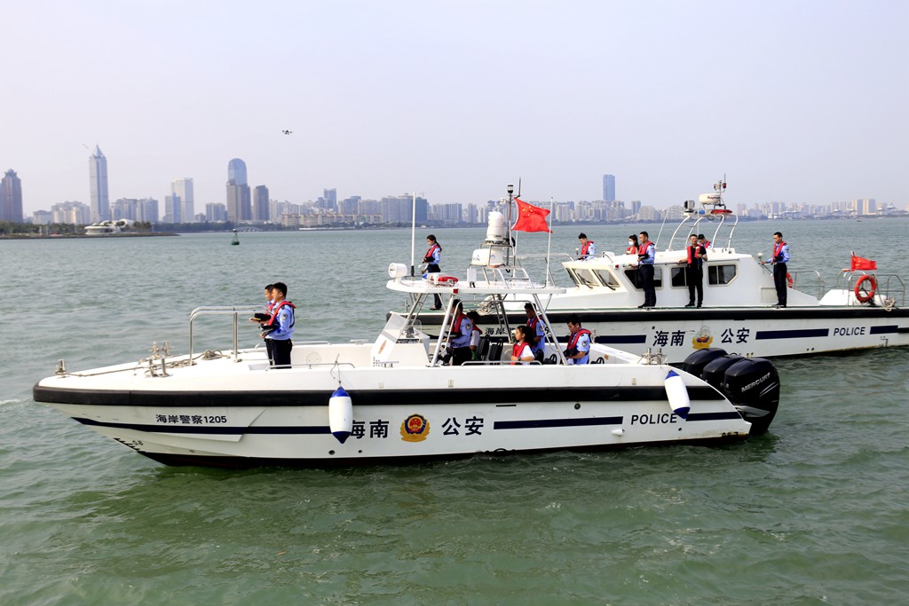 第一支隊(duì)聯(lián)合?？诰吧綄W(xué)校海甸分校開展海上祭奠英烈活動。代龍超攝