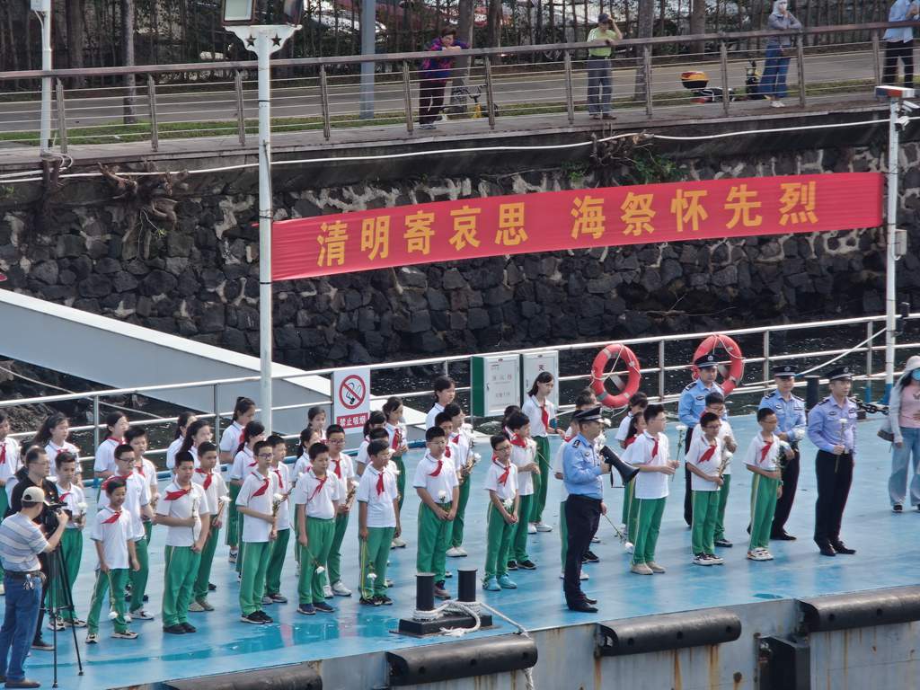 第一支隊(duì)聯(lián)合?？诰吧綄W(xué)校海甸分校開展海上祭奠英烈活動(dòng)。丁鑫鵬攝