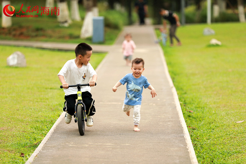 在美舍河鳳翔濕地公園內(nèi)，嬉戲玩耍的小朋友。 人民網(wǎng) 孟凡盛攝