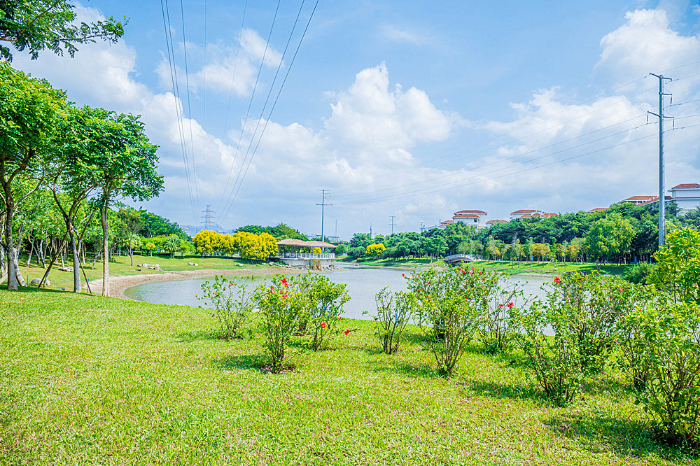 抱坡溪濕地公園與下游東岸濕地公園相連，實現(xiàn)水系連通，修復(fù)河道岸線，解決城市防洪排澇問題。