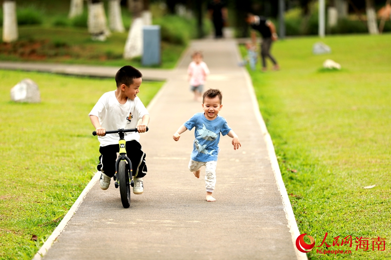 在美舍河鳳翔濕地公園內(nèi)，嬉戲玩耍的小朋友。人民網(wǎng) 孟凡盛攝