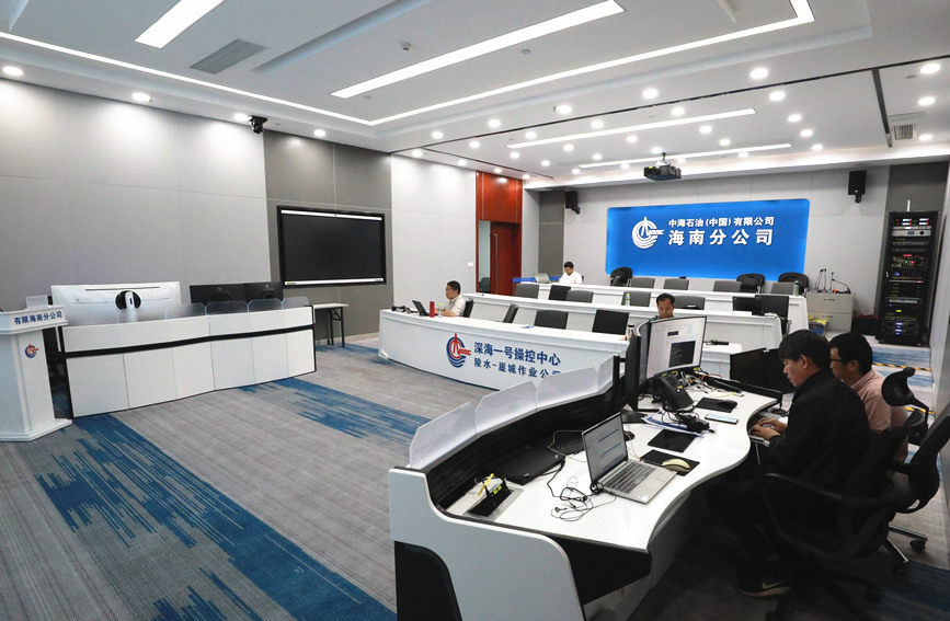 位于海南省海口市中國(guó)海油辦公樓內(nèi)的“深海一號(hào)”操控中心，生產(chǎn)操作人員可在臺(tái)風(fēng)期間由平臺(tái)撤回陸地后在此處遙控“深海一號(hào)”能源站持續(xù)生產(chǎn)，技術(shù)專家也可在此連線現(xiàn)場(chǎng)對(duì)關(guān)鍵設(shè)備維保提供遠(yuǎn)程技術(shù)支持。徐海舟攝