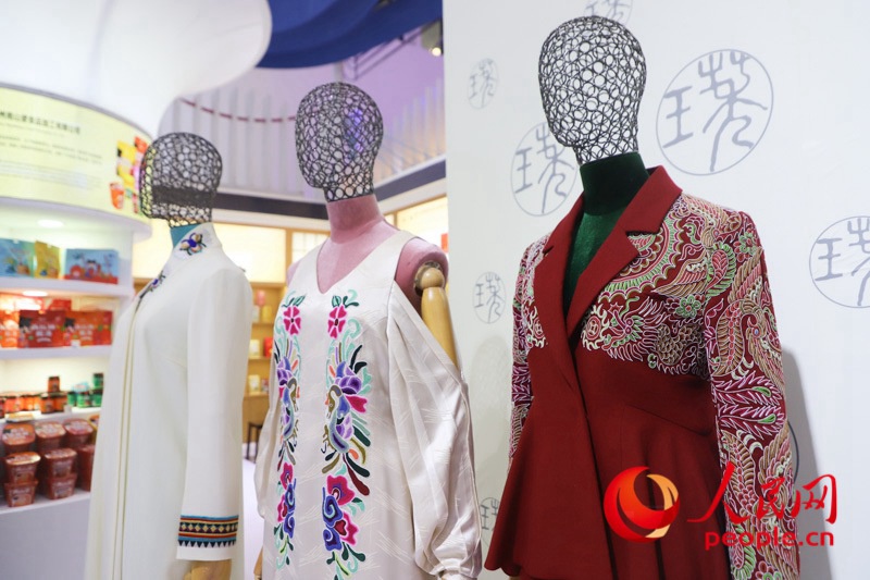 消博會(huì)上展出的“國(guó)風(fēng)”服飾。人民網(wǎng) 牛良玉攝
