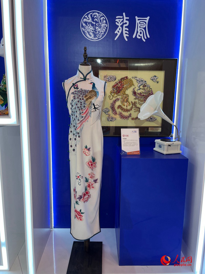海派旗袍制作技藝龍鳳旗袍亮相消博會。人民網(wǎng)記者 杜燕飛攝