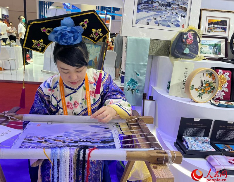 參展商展示國(guó)家非物質(zhì)文化遺產(chǎn)渤海靺鞨繡。人民網(wǎng)記者 杜燕飛攝